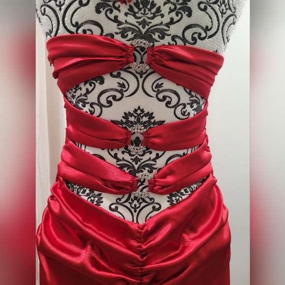 Laura Petite Prom Dress - Picture 4 of 10